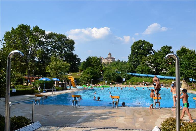 Die große Rutsche (im Hintergrund) im Freibad wird noch einmal repariert. Archivfoto: Gemeinde Oppenweiler