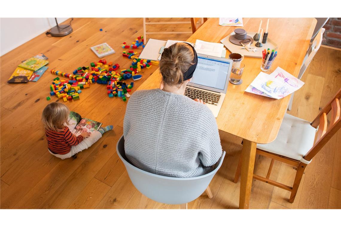 Die Grünen fordern das Recht auf Homeoffice. Um Famile und Beruf unter einen Hut zu bringen, sei das gerade für Frauen wichtig. (Archivbild)