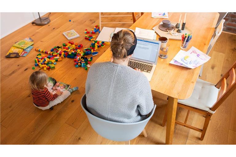 Die Grünen fordern das Recht auf Homeoffice. Um Famile und Beruf unter einen Hut zu bringen, sei das gerade für Frauen wichtig. (Archivbild)