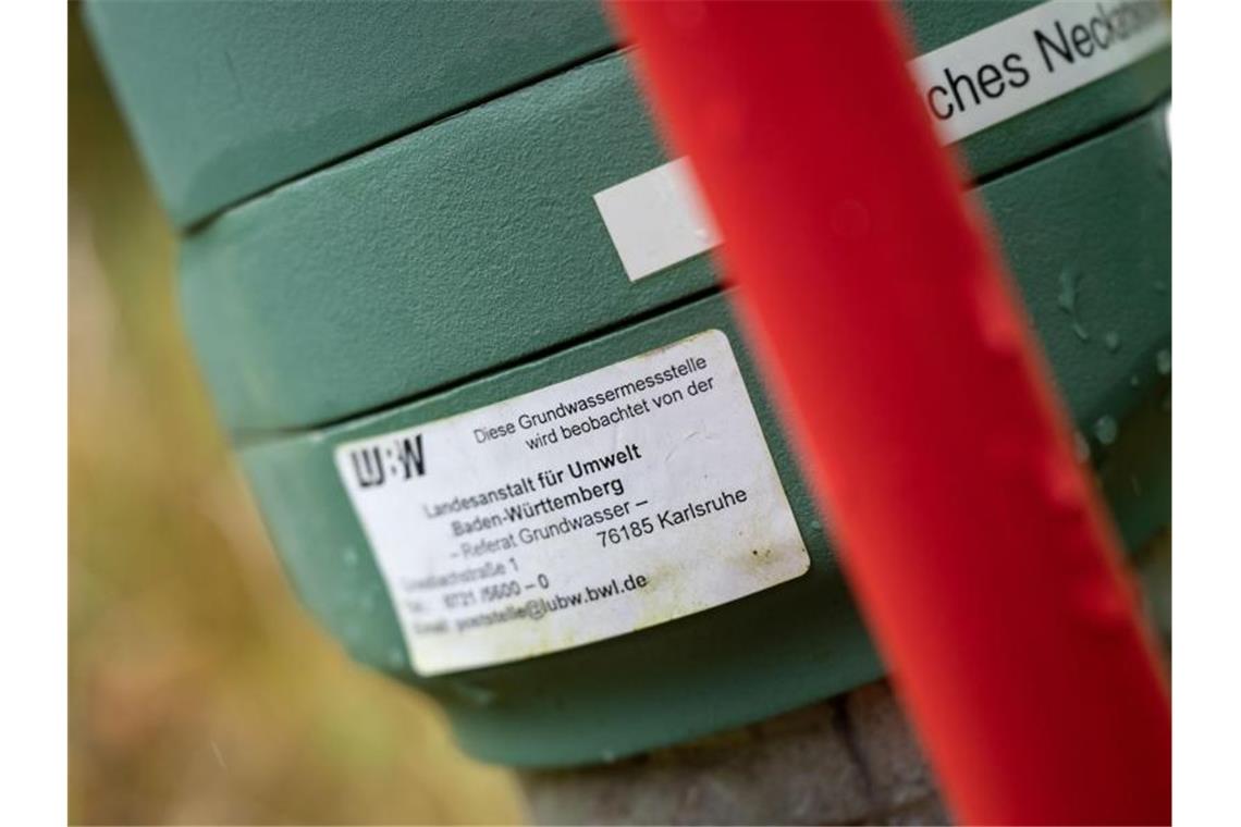 Die Grundwassermessstelle einer Landesanstalt. Foto: Marijan Murat/dpa/Archivbild