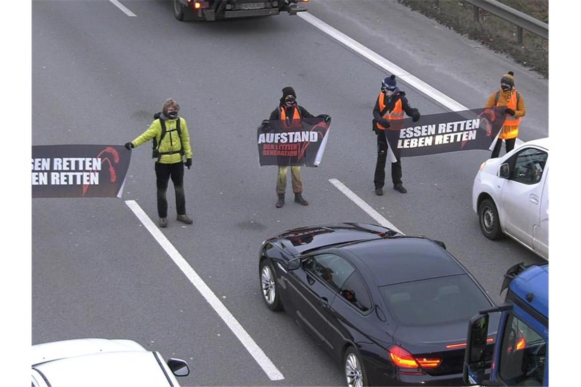Klimaaktivisten blockieren Straßen Die Gruppe in Berlin nennt sich „Aufstand der letzten Generation“ und fordert unter anderem eine Agrarwende. Foto: Paul Zinken/dpa