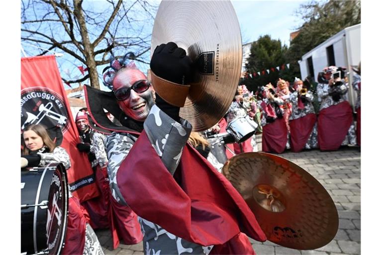 Die Gruppe SchussaGugga heizt den Narren während des Rathaussturms mit Musik ein. Foto: Felix Kästle/dpa