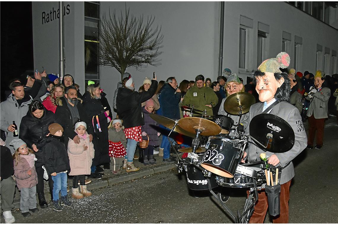 Die GuggaSeggl der Oschtalb Ruassgugga ziehen am Rathaus vorbei. Tolle Stimmung ...