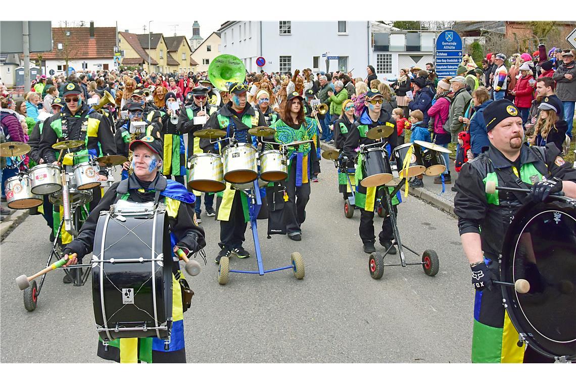 Die Guggenmusiker Lohkäs Trampler aus Backnang heizen die Faschingsstimmung an.