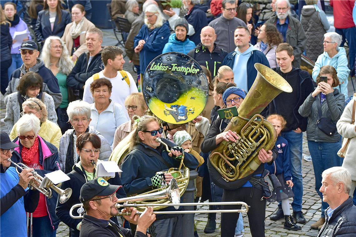 Die Guggenmusiker Lohkäs Trampler sorgen für Unterhaltung. 