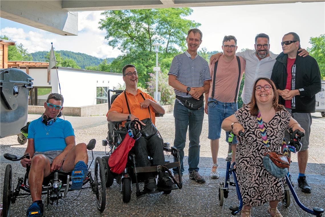 Die gut gelaunte Runde (von links) mit Marco Longobucco, Simon Maier, Bruno Pfeifer, Till Venrath, Wilhelm Schneck, Christian Wittmann und vorne Elke Tigli. Foto: Stefan Bossow