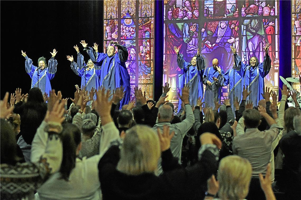 Die gute Stimmung schwappt von der Bühne auf das Publikum über. Zu den bekannten Gospelhits singen die Zuschauerinnen und Zuschauer gerne mit. Fotos: Tobias Sellmaier