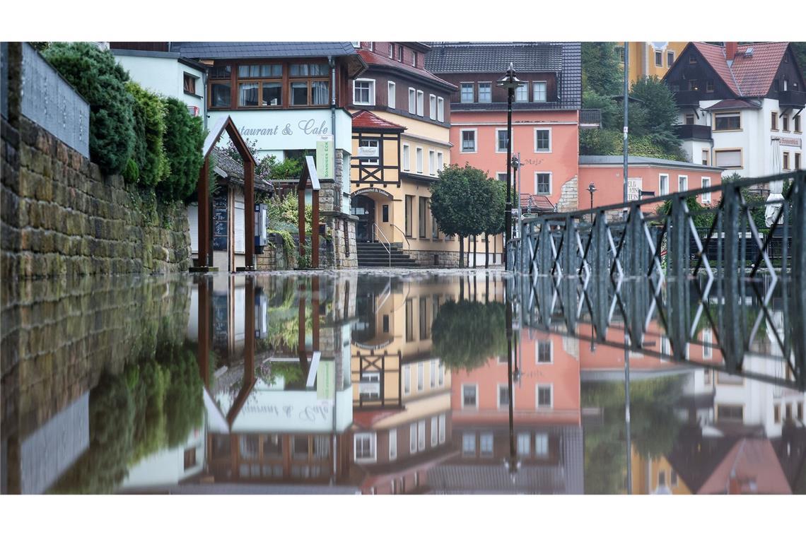 Die Häuser des Luftkurortes Rathen spiegeln sich im Hochwasser der Elbe, während die Pegelstände in Sachsen weiter ansteigen.