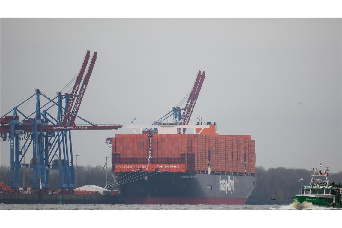 Die Hamburger Traditionsreederei Hapag-Lloyd hat im laufenden Jahr gut verdient. Wegen einer überraschend gestiegenen Nachfrage und höheren Frachtraten kam in den ersten neun Monaten ein Gewinn von rund 1,7 Milliarden Euro zusammen. (Archivbild)