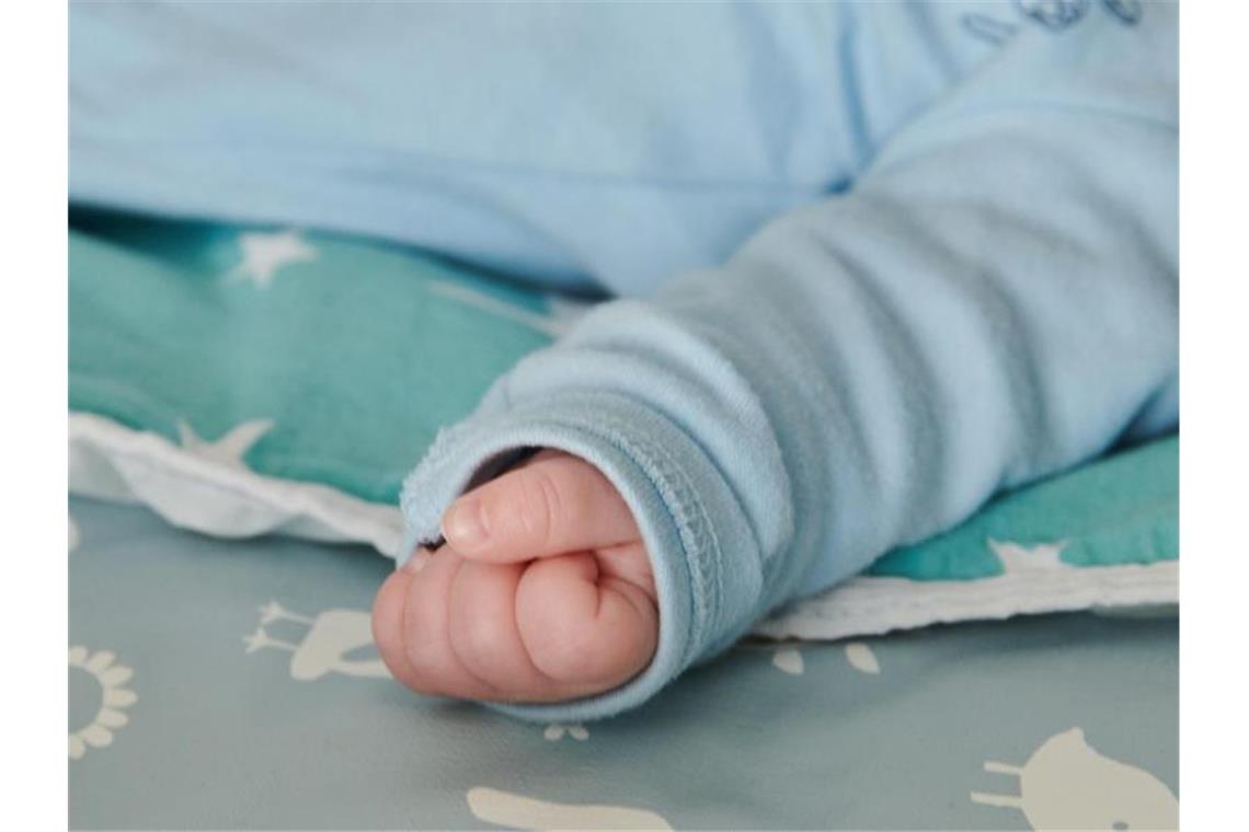 Die Hand eines nur wenige Wochen alten Babys ist zu sehen. Foto: Annette Riedl/dpa/Archivbild