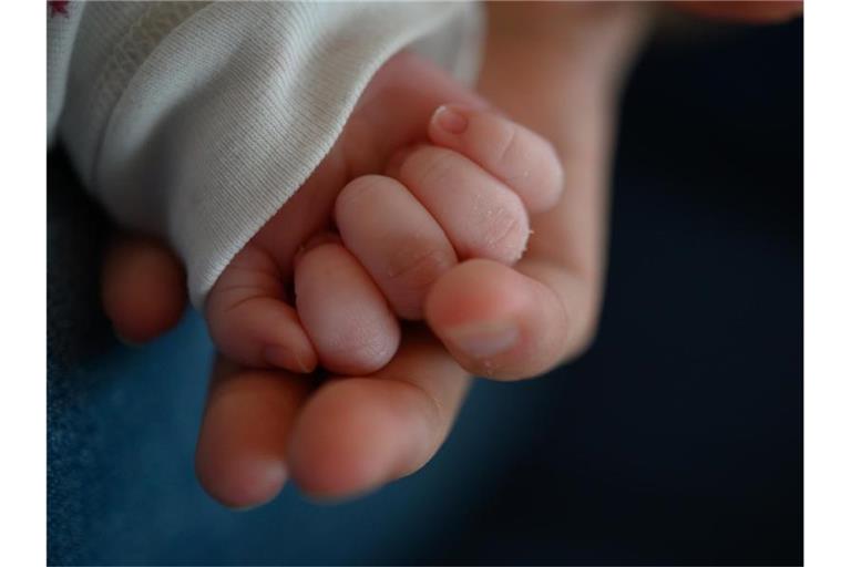 Die Hand eines zwei Wochen alten Säuglings liegt in der Hand seiner Mutter. Foto: Sebastian Gollnow/dpa/Symbolbild