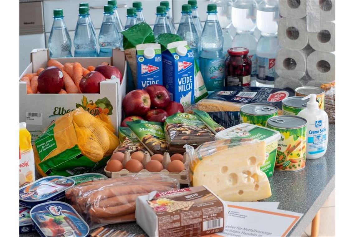 Lebensmittelhandel bittet um Verzicht auf Hamsterkäufe Die Handelsketten sehen derzeit keinen Grund für die Verbraucher, zusätzliche Vorräte anzulegen. Foto: Jens Büttner/dpa-Zentralbild/dpa