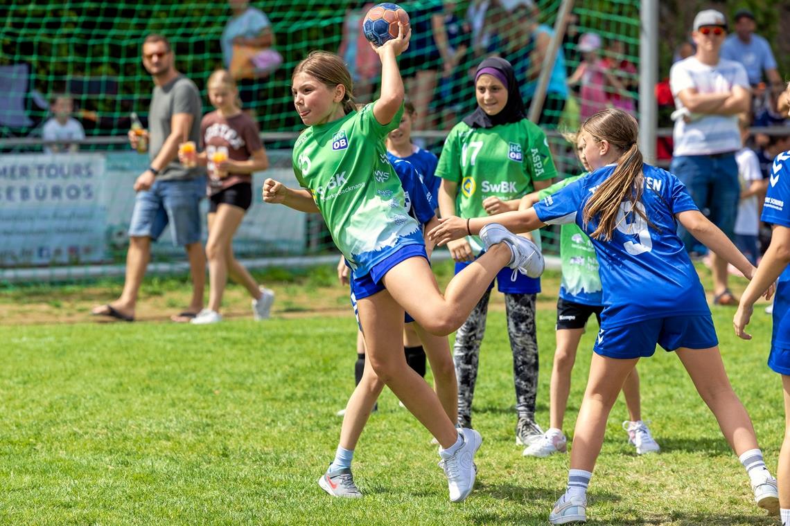 Die HCOB-D-Mädels um Frieda Förster (am Ball) haben sich als Gastgeber gut geschlagen. Foto: Alexander Becher