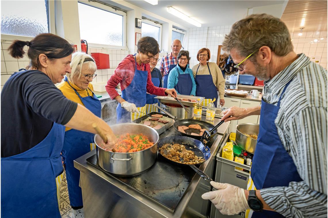 Die Helferinnen und Helfer zeigen viel Einsatz, damit die Gäste der Vesperkirche ein gutes, warmes Essen bekommen.  Foto: Alexander Becher