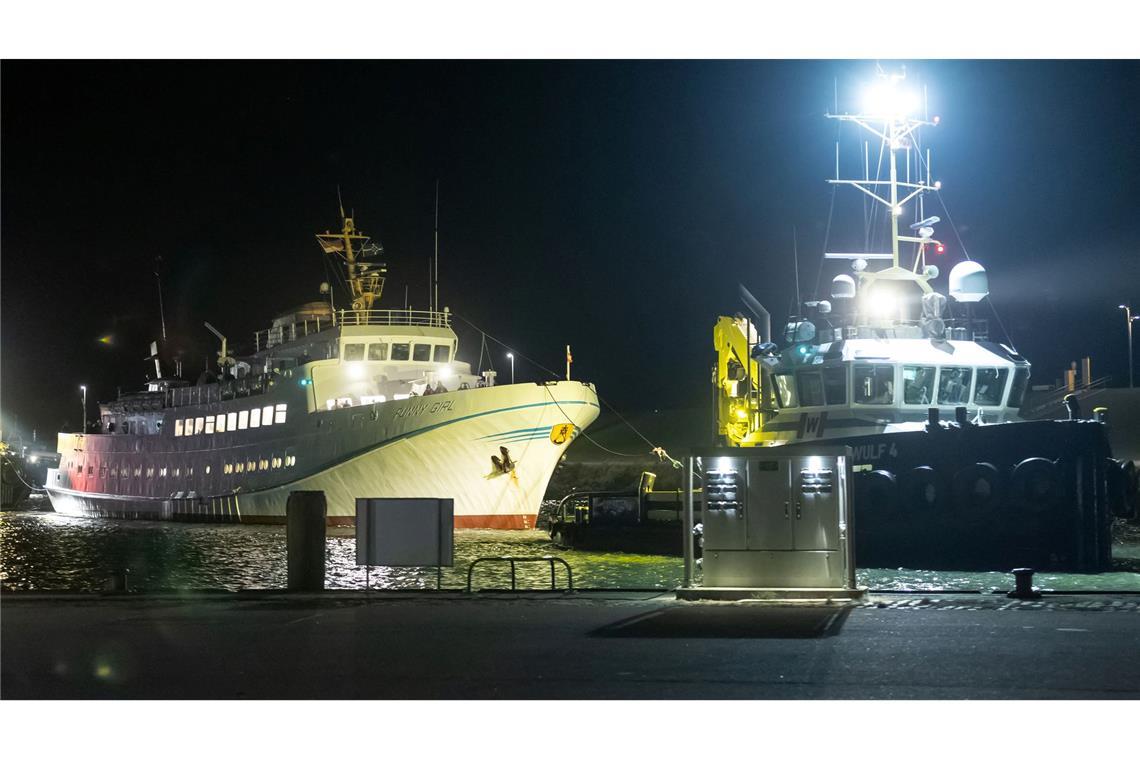 Die Helgolandfähre wurde von Schleppern in den Hafen gebracht.