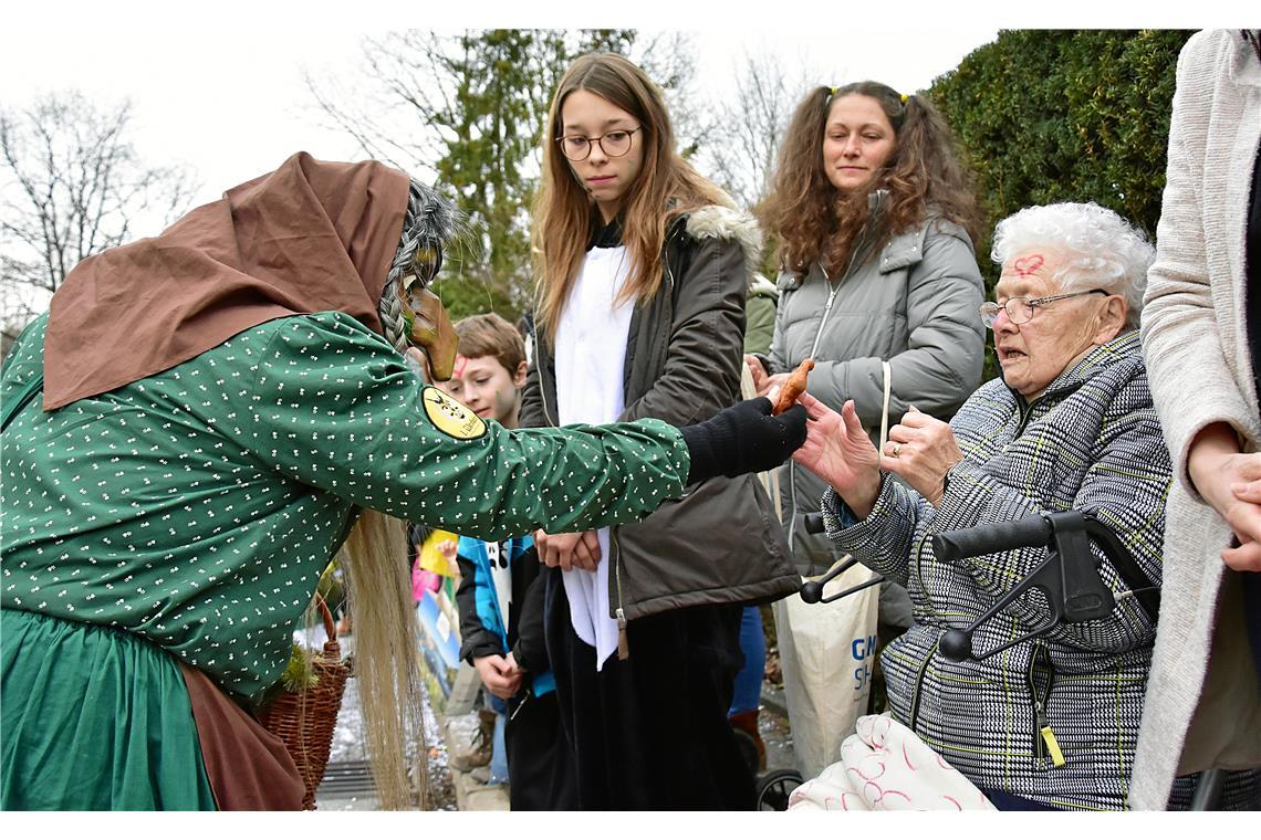 Die Hexen der Wexhainer Narrenzuft verteilen ans Publikum leckere Fasnachtsküchl...