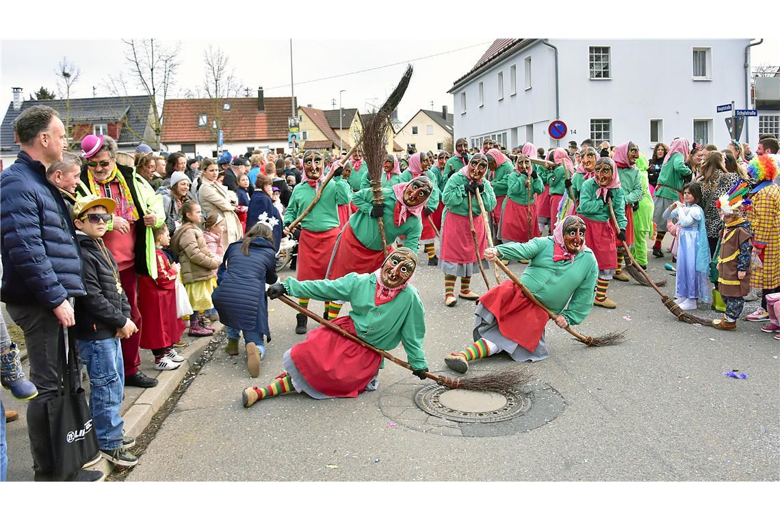 Die Hexen kamen an diesem Samstag auf ihren Besen aus Neresheim zum Jubiläumsumz...