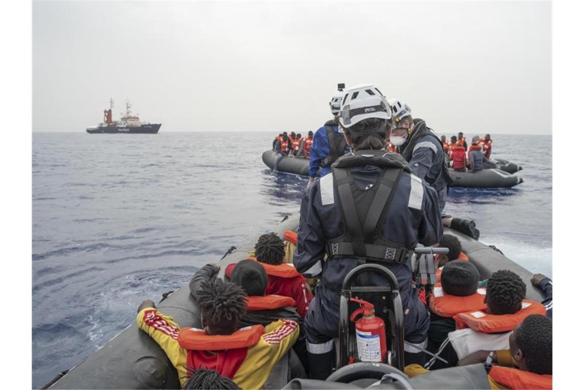 Weitere Flüchtlinge im Mittelmeer gerettet Die Hilfsorganisation Sea-Watch bringt bei einem Rettungseinsatz im zentralen Mittelmeer Migranten in Sicherheit. Foto: Fabian Melber/Sea-Watch.Org/dpa