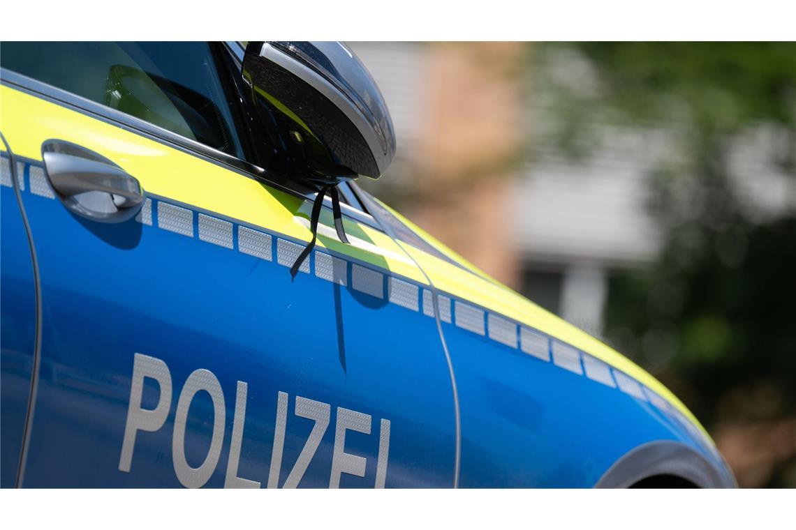 Die Hintergründe des Sturzes sind bislang unklar, die Polizei ermittelt. (Symbolbild)