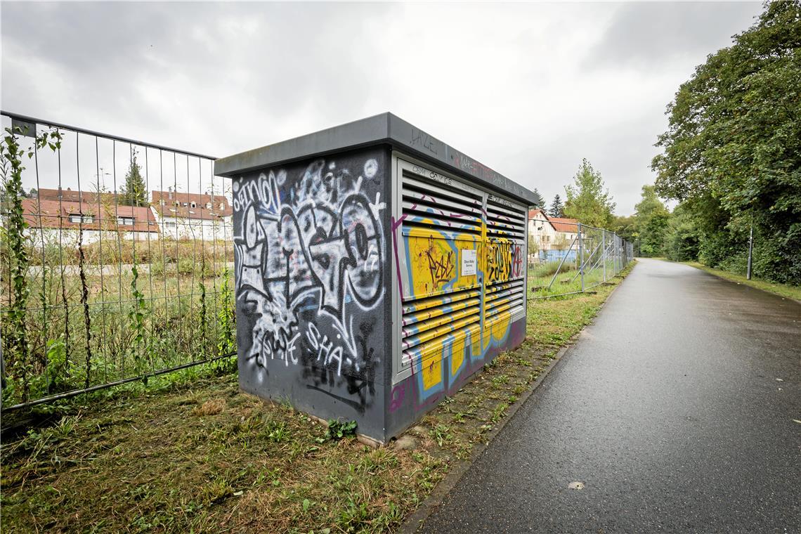 Die Hinweise auf Hochspannung und Lebensgefahr sind an dieser Trafostation am Radweg entlang der Murr auf Höhe der Oberen Walke nicht mehr zu sehen. Fotos: Alexander Becher.