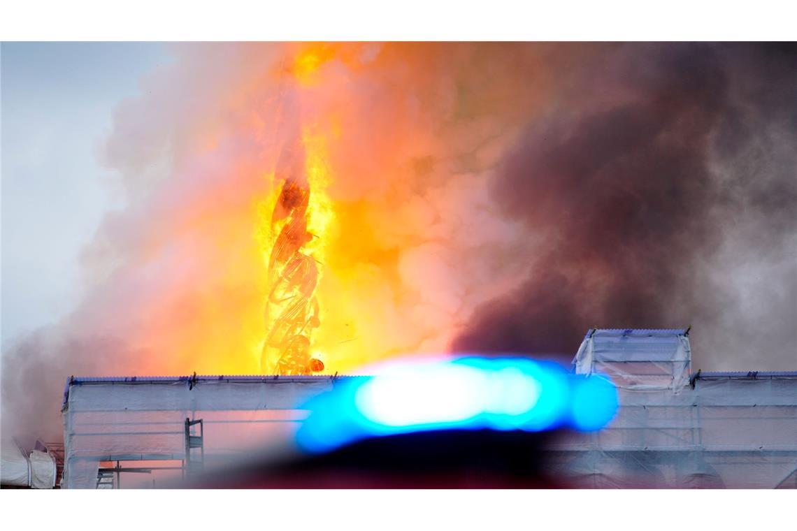 Die historische Börse in Kopenhagen steht in Flammen. Die Turmspitze des Gebäudes ist aufgrund des Brandes eingestürzt.