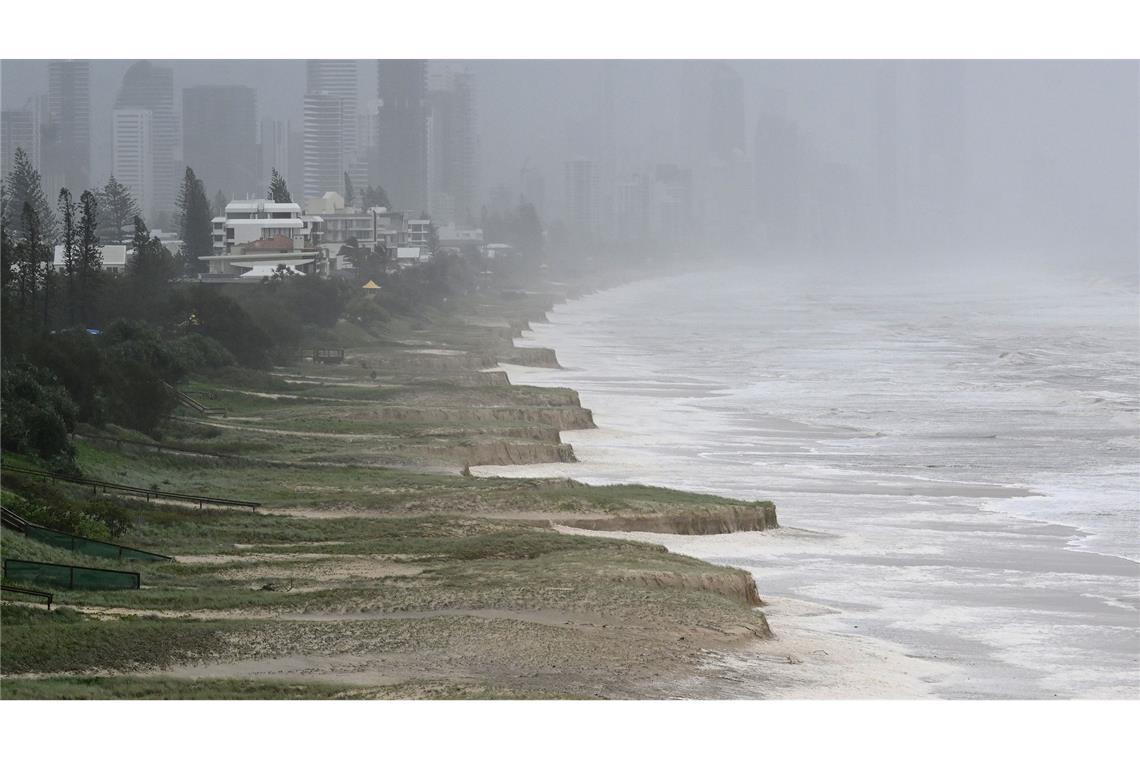 Die hohen Wellen zerstörten bei Touristen beliebte Strände an der Gold Coast.