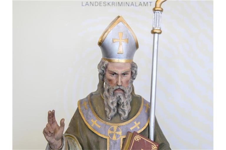 Die Holzfigur des Heiligen Methodius steht beim Landeskriminalamt in Stuttgart. Foto: Landeskriminalamt /Landeskriminalamt Baden-Württemberg/dpa