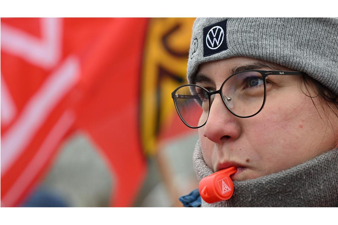 Die IG Metall ruft für Montag zum zweiten flächendeckenden Warnstreik bei Volkswagen auf. (Symbolbild)