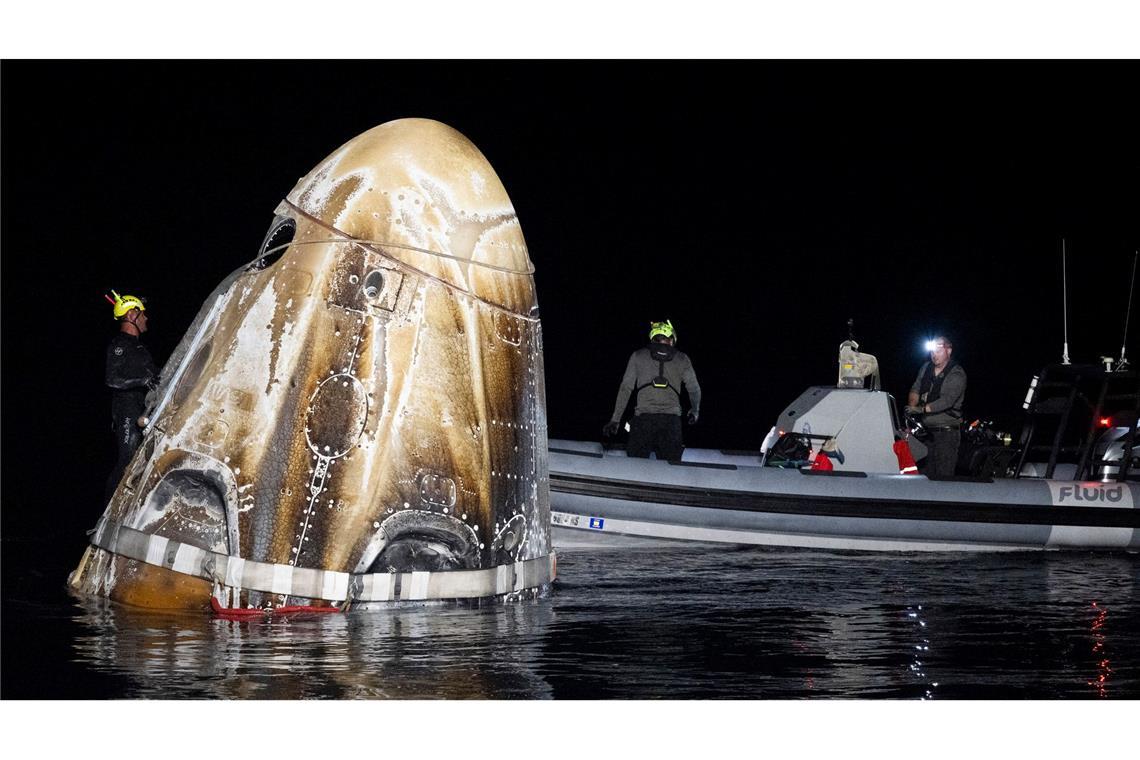 Die im Meer vor Florida gelandete "Dragon-Kapsel" wird geborgen.