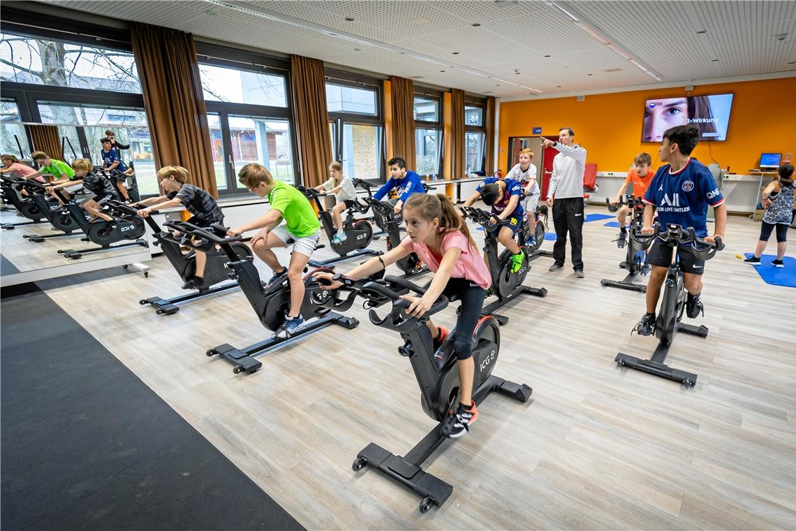 Die Indoor-Bikes sind miteinander vernetzt und lassen virtuelle Rennen zu.