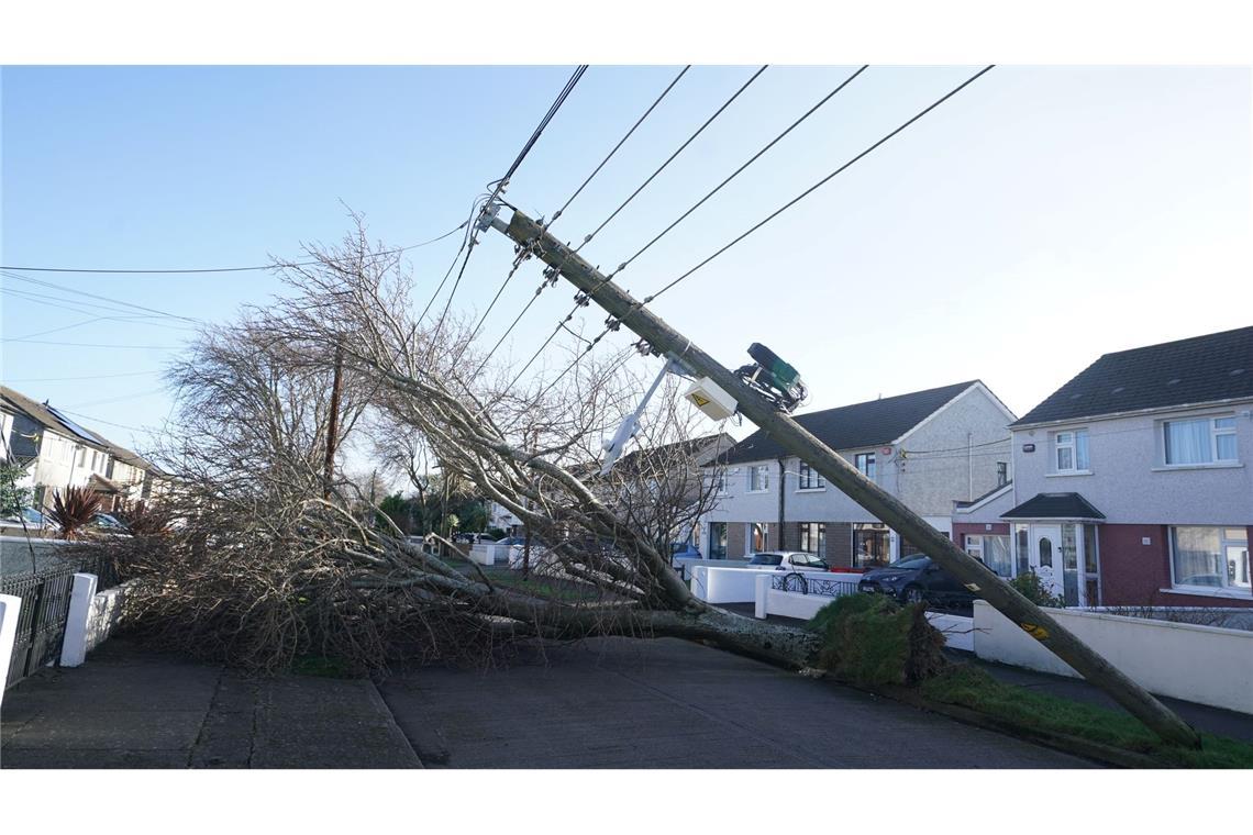 Weiterer Toter nach Sturm Éowyn - Tausende ohne Strom