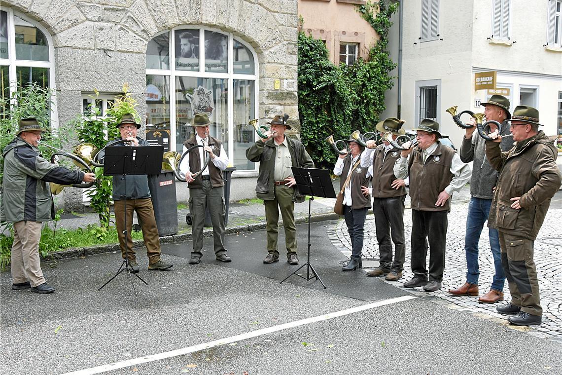 Die Jagdhornchor der Kreisjägerschaft Backnang bringt auf dem Markt ein Ständche...