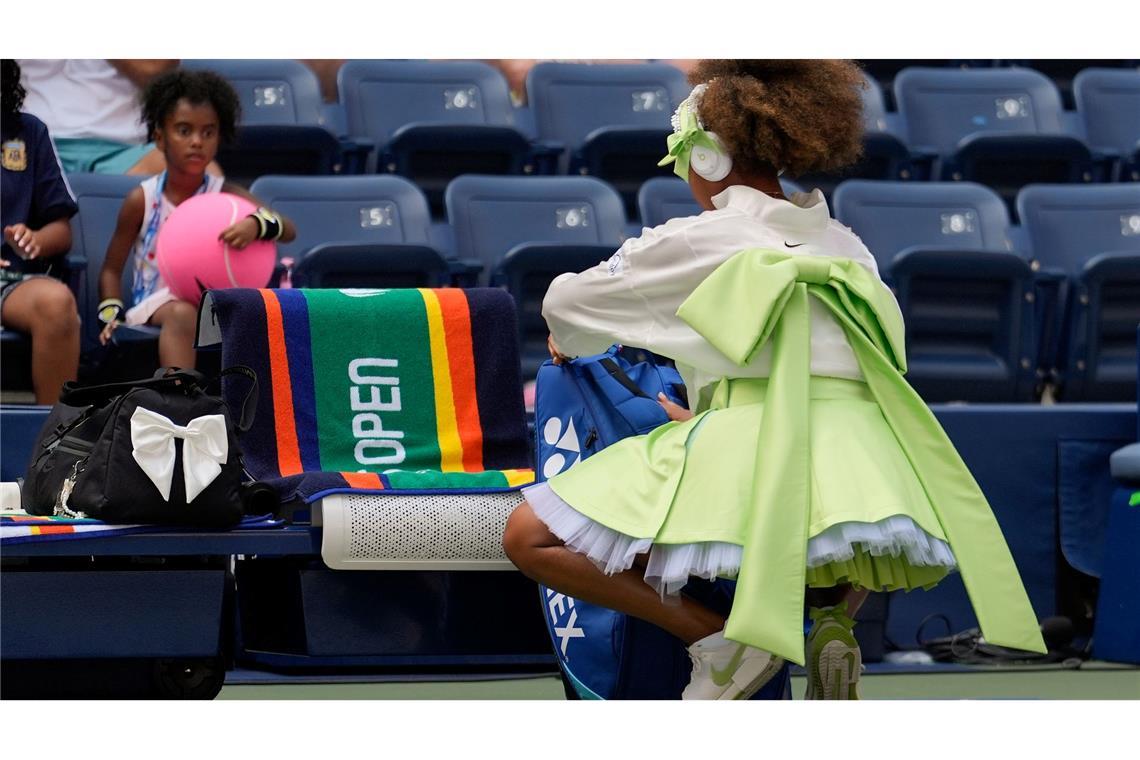 Die Japanerin Naomi Osaka trägt bei den US Open in New York eine überdimensionale Schleife in mintgrün.