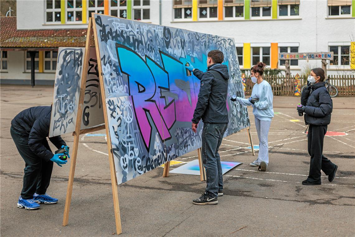 Die Jugendlichen arbeiten abwechselnd, damit alle zum Zuge kommen. Fotos: Stefan Bossow