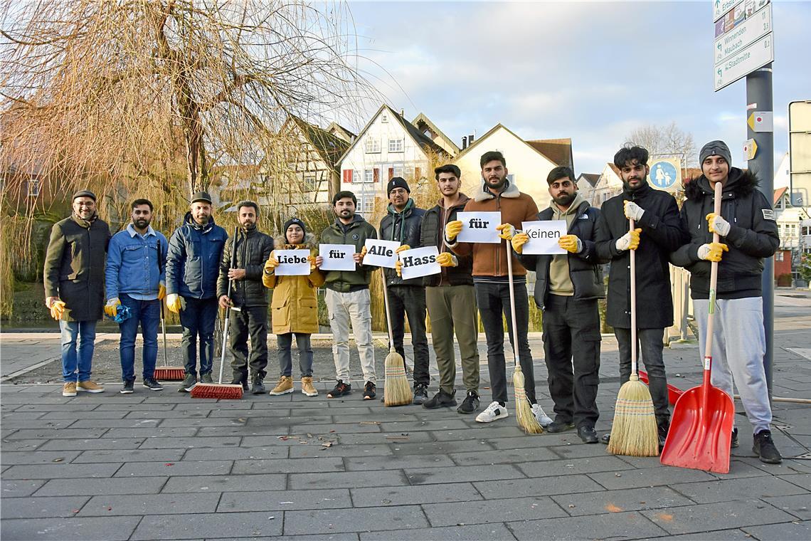 Die Jugendlichen der Ahmadiyya Muslim Jamaat Deutschland säubern seit vielen Jahren immer am Neujahrstag die Straßen. In diesem Jahr war die Gruppe erstmals auch in Backnang zugange. Hier alleine sammelten sie 22 Müllsäcke voller Abfall. Fotos: Tobias Sellmaier