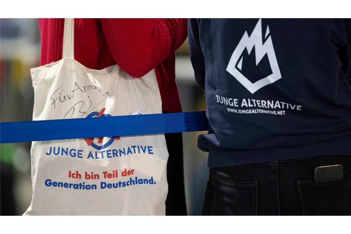 AfD trennt sich von Junger Alternative - Neue Organisation Die Junge Alternative soll nicht mehr die Nachwuchsorganisation der AfD sein. Wie die neue Parteijugend heißen soll, ist noch nicht entschieden. Klar ist dagegen, dass diese stärker unter der Kontrolle der Partei stehen wird.