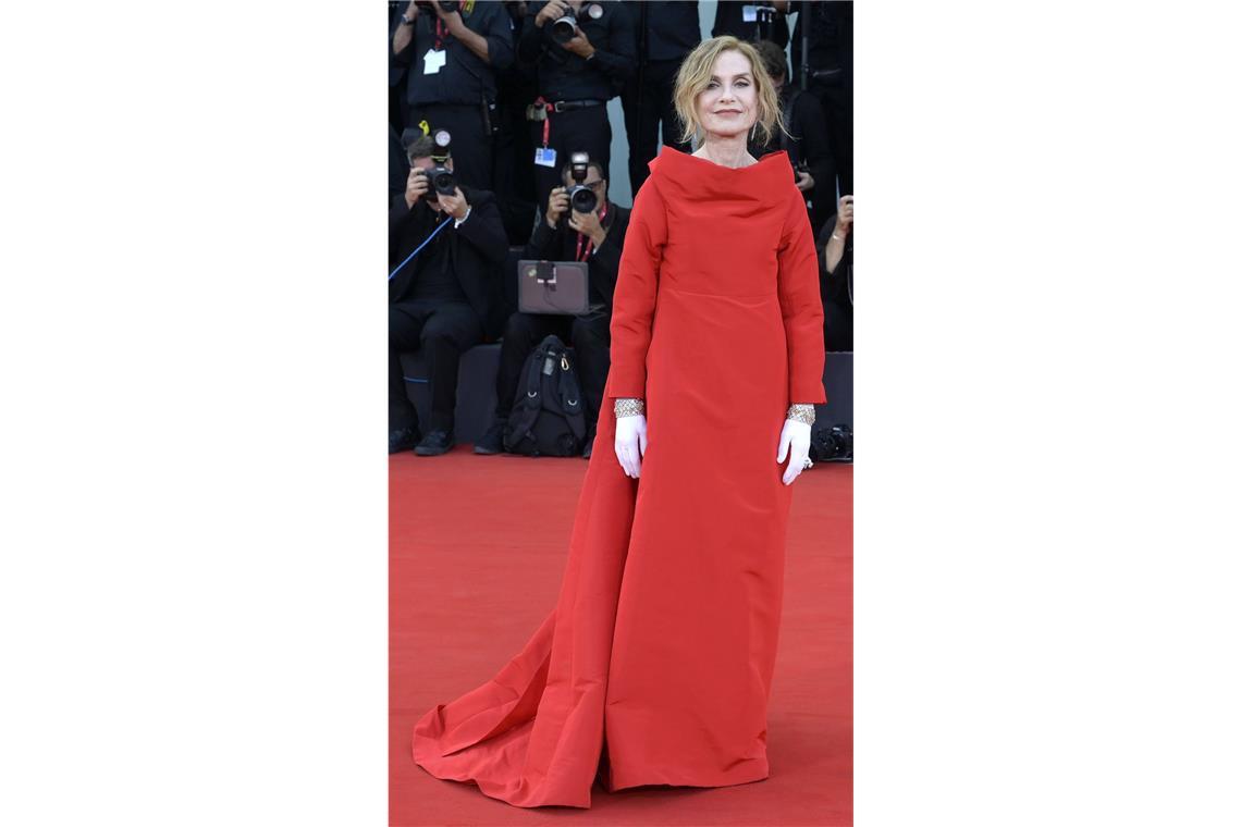 Die Jury-Präsidentin Isabelle Huppert in einer roten Robe von Balenciaga.