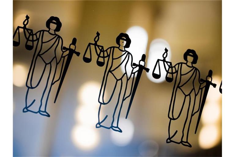 Die Justitia ist an einer Scheibe am Eingang eines Gerichts zu sehen. Foto: Rolf Vennenbernd/dpa/Symbolbild