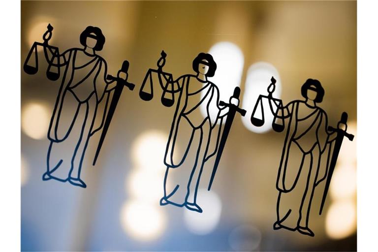 Die Justitia ist an einer Scheibe am Eingang zum Oberlandesgericht zu sehen. Foto: Rolf Vennenbernd/dpa/Symbolbild