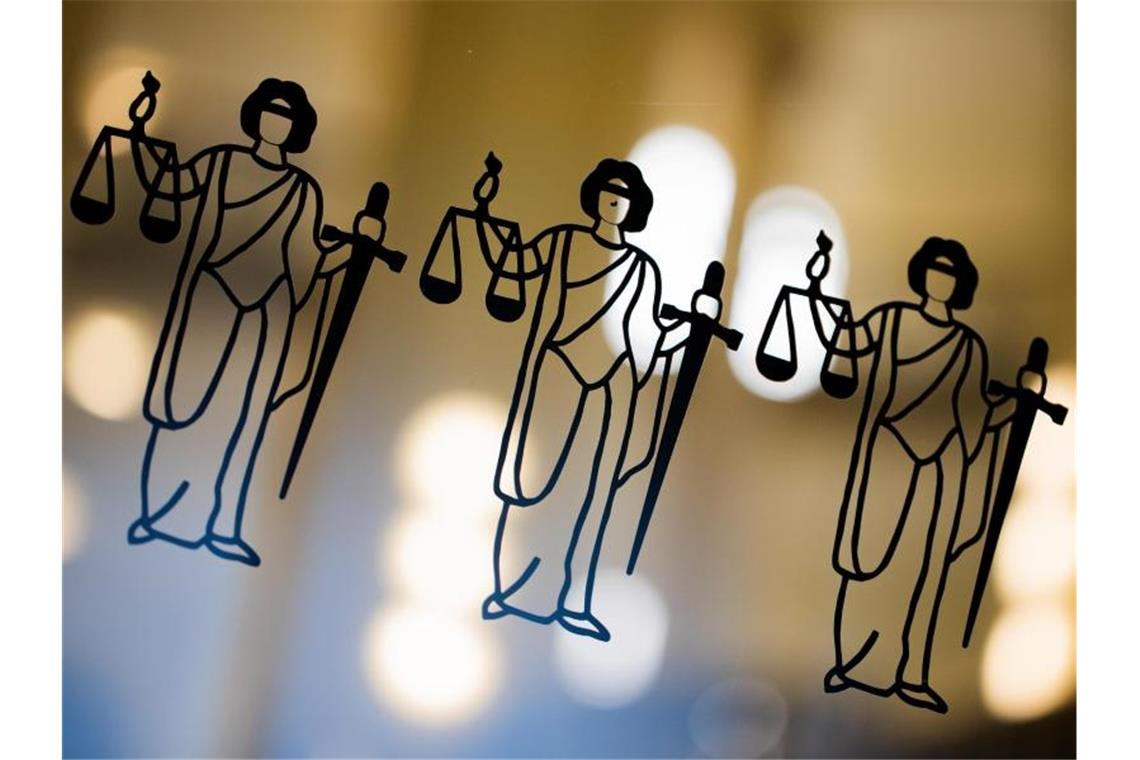 Die Justitia ist an einer Scheibe am Eingang zum Oberlandesgericht zu sehen. Foto: Rolf Vennenbernd/dpa/Symbolbild