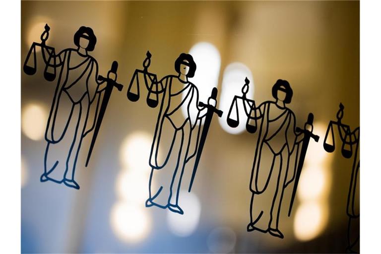 Die Justitia ist an einer Türscheibe angebracht. Foto: Rolf Vennenbernd/dpa/Symbol