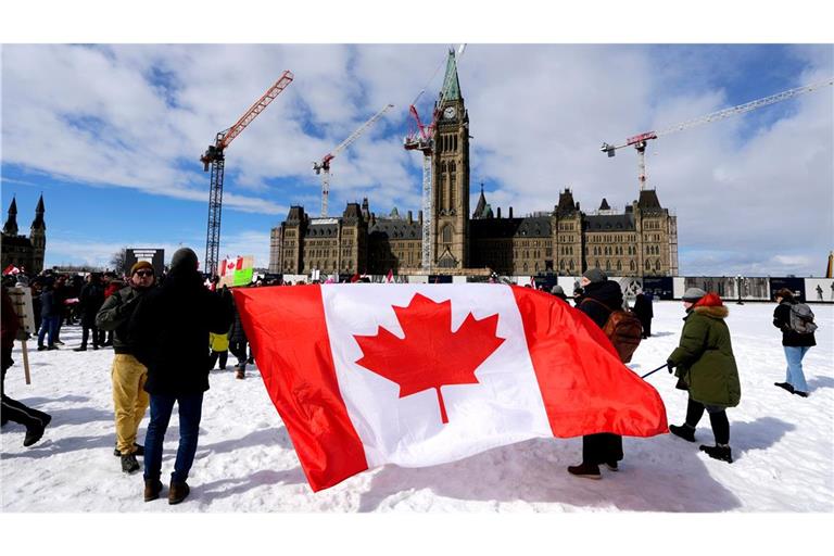 Die kanadische Flagge vor dem Parlament in Ottawa. (Archivbild)