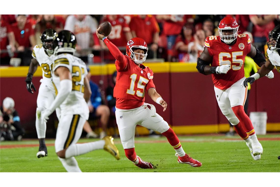 Die Kansas City Chiefs mit Quarterback Patrick Mahomes (Mitte) sind in dieser Saison noch ungeschlagen.