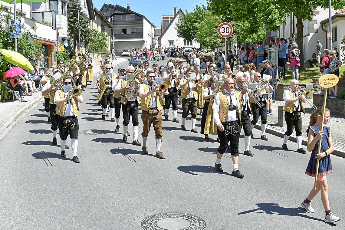 Die Kapelle des Musikvereins Kirchberg zieht über die Hauptstraße entlang zum Rathaus. Neben weiteren klassischen Blaskapellen ist beispielsweise auch eine stilecht gekleidete Dudelsackgruppe, die „1st Illertal Bag Pipers“, mit von der Partie. Foto: Tobias Sellmaier