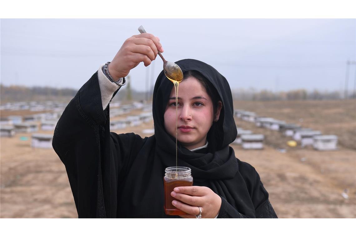 Die kaschmirische Imkerin Sania Zehra zeigt Honig auf einer Farm in Pampore.