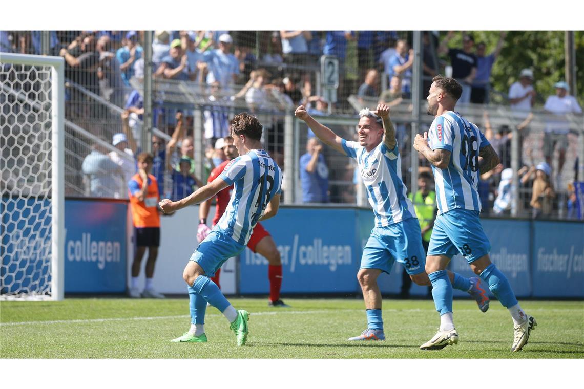 Die Kickers freuen sich über das 1:0.