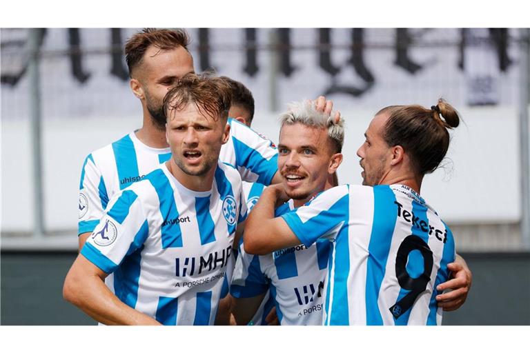 Die Kickers jubeln nach dem 1:0 von Christian Mauersberger.