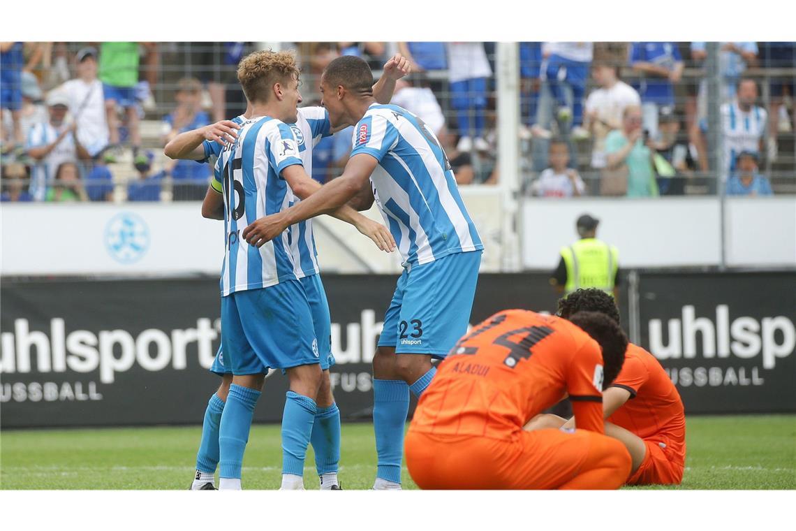 Die Kickers Spieler jubeln – im  Hinspiel gegen Eintracht Frankfurt II gewannen  die Blauen mit 2:1, nun steht das Rückspiel an.