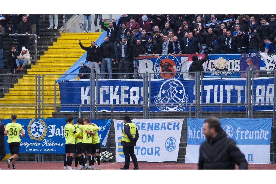 Die Kickers-Spieler jubeln vor ihren mitgereisten Fans im Kasseler Auestadion.