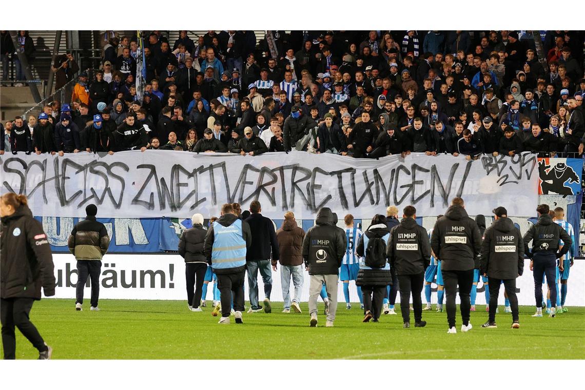 Die  Kickers-Spieler stellen sich nach dem Abpfiff  den enttäuschten Fans im  B-Block.